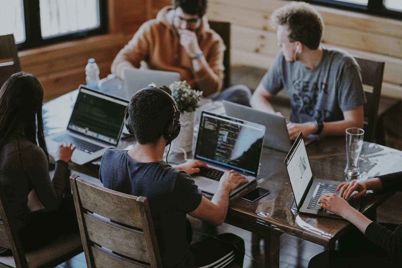 Equipo de INFRANOVASOFT colaborando en un proyecto de software